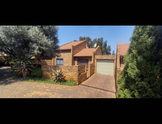 3 BEDROOM TOWNHOUSE FOR SALE IN DIE HOEWES